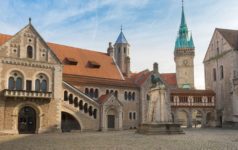 Burgplatz,With,Braunschweiger,Lã¶we,,Burg,Dankwarderode,And,City,Hall,Tower,