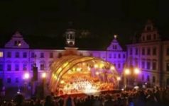 Schlosskulisse mit Bühne